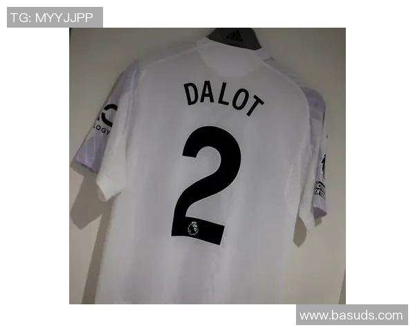 曼联发布2021-2022赛季主客场球衣，引发球迷热议